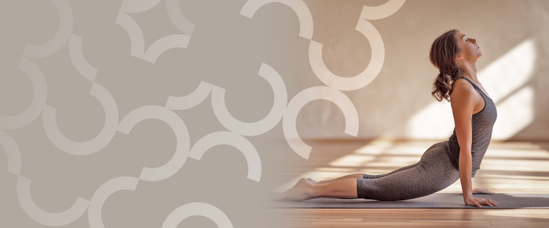 Frau praktiziert Yoga in Rplus - Zentrum für Resilienz. Kurse für Bewegung und Körperkompetenz. Yoga, Mobility, Yoga zum Stressausgleich, Yin Yoga, Kraft und Konzentration für Männer und Frauen in jedem Alter
